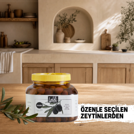 Organik Siyah Az Tuzlu Çizik Zeytin 1,2 kg  Zeytinyağı içerisinde resmi